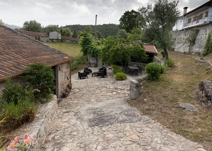 Casa Da Cascata Feriehus Pincaes